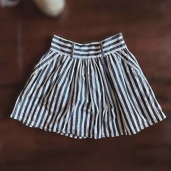 F21 white and grey gathered A-line vertical stripe mini skirt - Picture 1 of 4